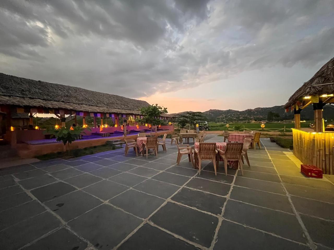 Hotel Hampi Rasta Cafe Exterior foto
