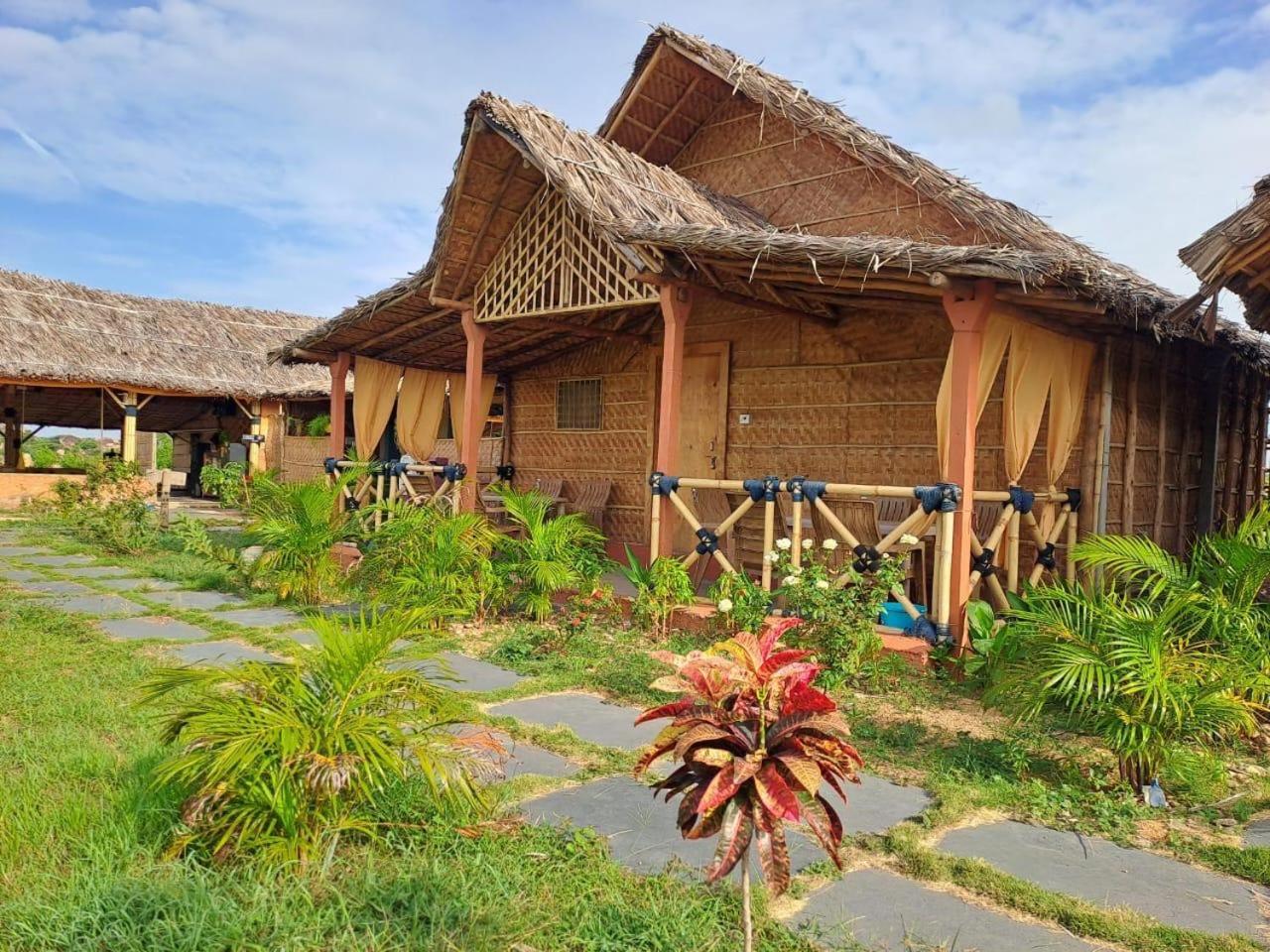 Hotel Hampi Rasta Cafe Exterior foto